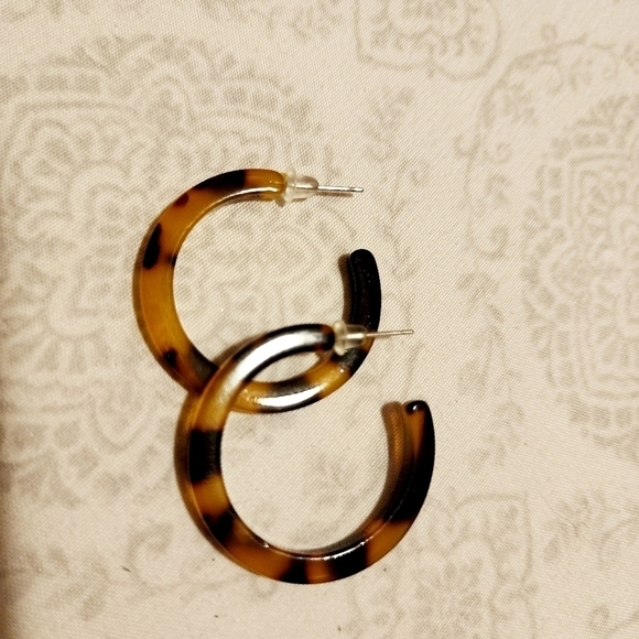 Vintage Jewelry - Tortoise Shell Acrylic Resin Medium Hoop Pierced Earrings Machete Mottled EUC
